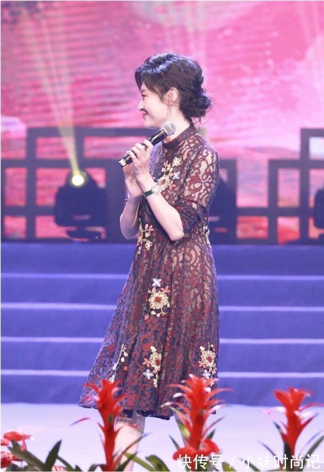 连衣裙 著名主持人“周涛”真会穿!深红色镂空连衣裙搭配扎发,优雅大气