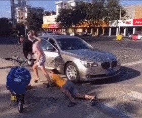 |搞笑GIF:本想给女友一个惊喜,没想到遇到了丈母娘