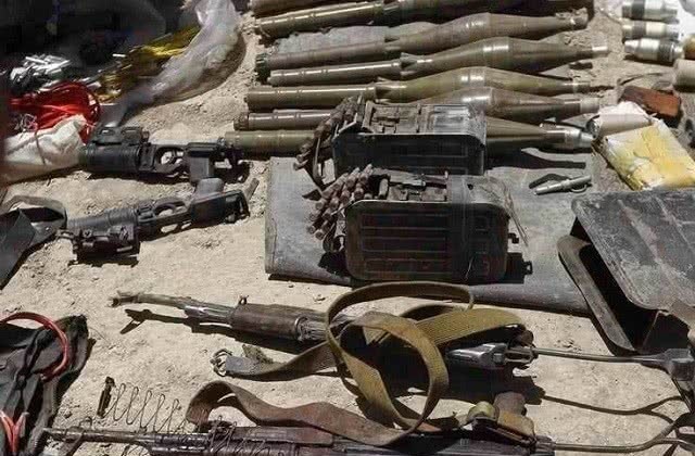 村民|村民上山砍树,无意发现一奇特洞口,打开看是一个军火库