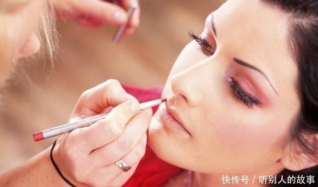 女人|女人出门化淡妆能让形象升华,教你正确步骤,简单又漂亮
