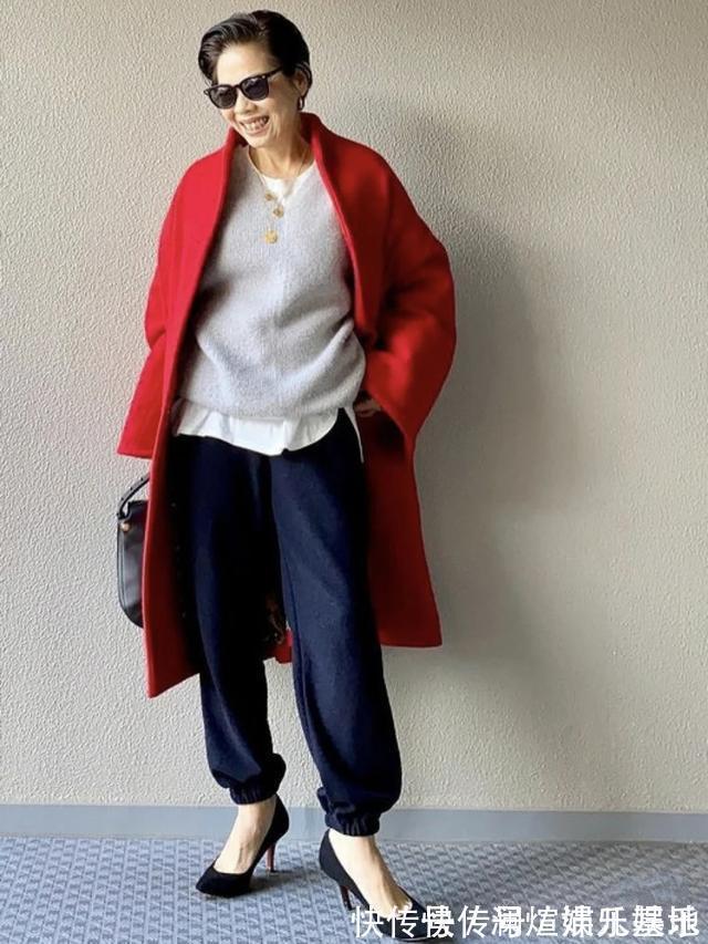 牛仔裤 身高153,年龄58岁又怎样?她靠利落穿搭圈粉无数,好会穿