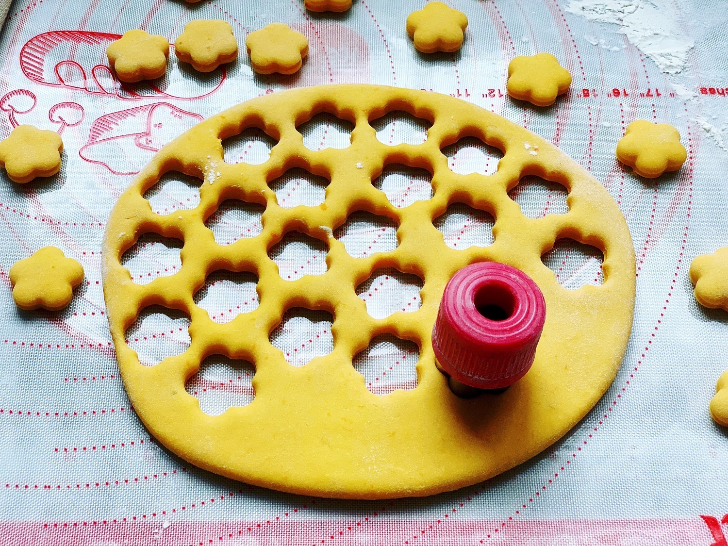 家里有南瓜的这样吃，做成一个个小馒头，营养高孩子喜欢