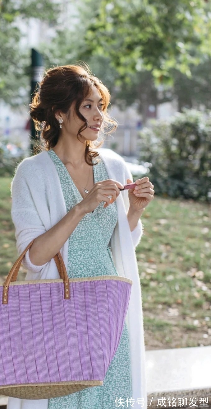 气质|奔五的女人别“扮嫩”,这样搭配成熟又有范,既有气质又有女人味