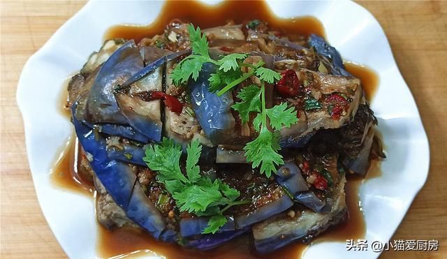 腌茄子|夏天正是吃茄子的时候，把它做成小腌菜，特好吃，放一年都不坏
