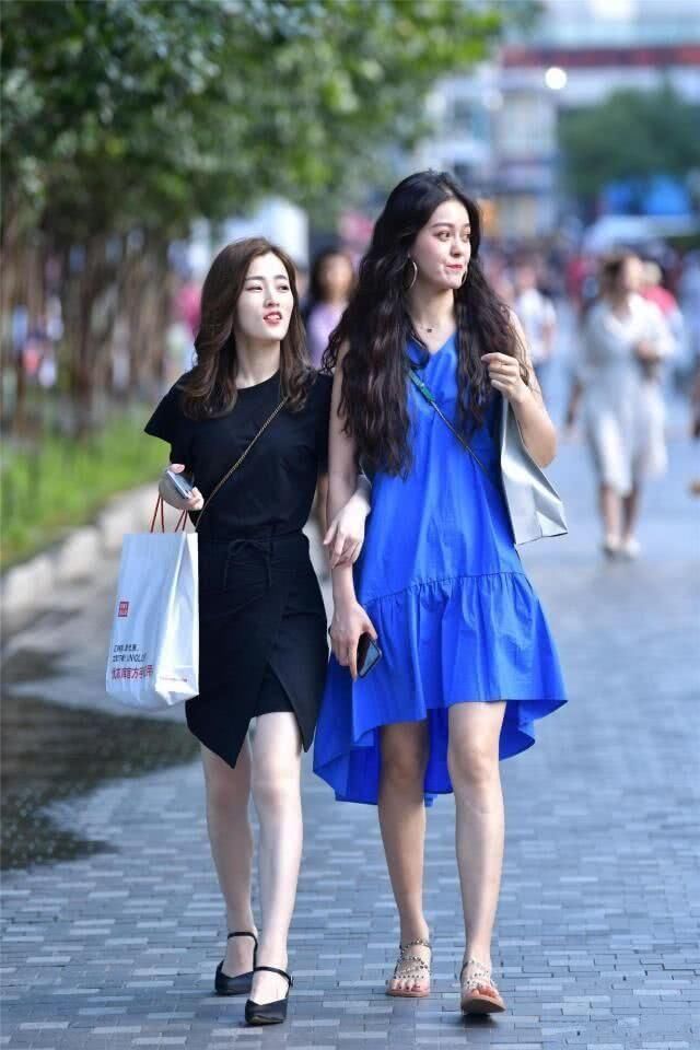 美女舒适又清新的连衣裙搭配，舒适美观很有都市丽人的感觉