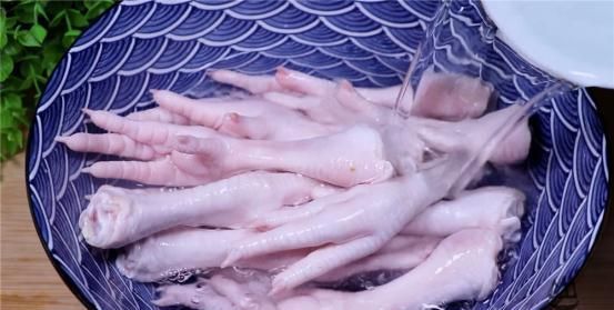 鸡爪|原来鸡爪去骨这么简单，1根牙签就搞定，真的太方便了