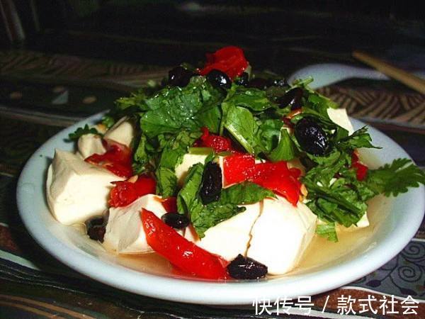 香菜此做法最简单，秋天吃最好，不油不腻还解馋，老公一盘不够吃