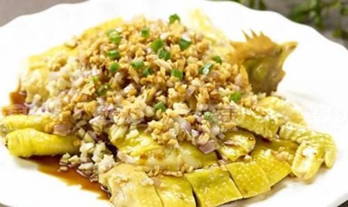 不放一滴水的蔥油雞，又鮮又嫩，比大廚做的還香，孩子搶著吃