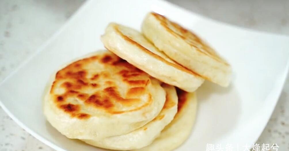 早餐,包子油条靠边站,1碗面粉2个鸡蛋,简单一搅,15分钟就出锅