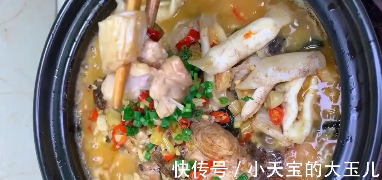鱼泡砂锅的做法，口感Q弹爽滑，味道鲜美至极，兼具营养和美味！