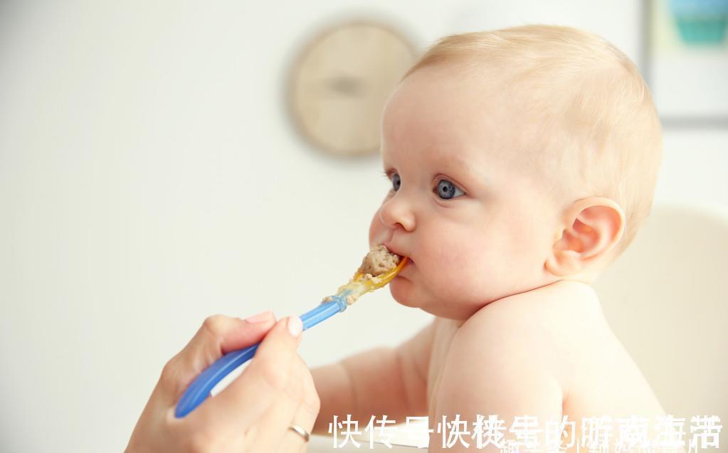 乳牙|没长牙就不需要添加固体食物?错,娃到了这个月龄,该加还得加