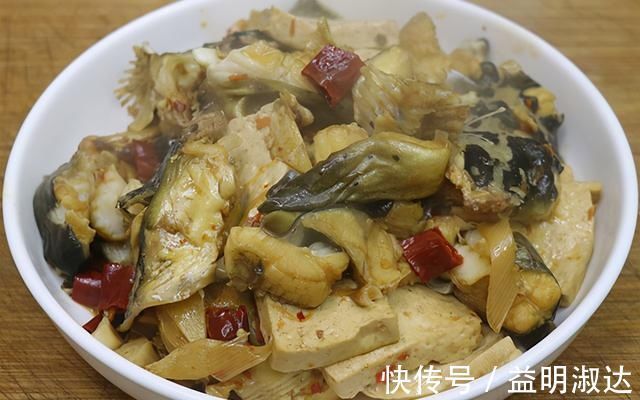 1条钳鱼,加1块豆腐,天冷了就这样吃,嫩滑鲜美,营养又暖和