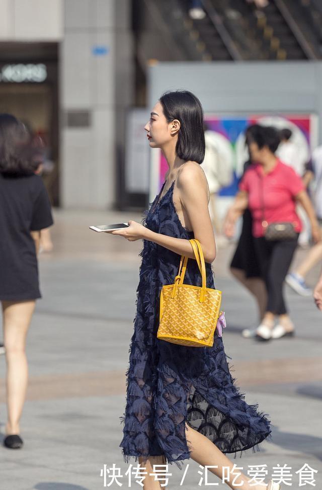 双麻花辫|亮丽的连衣裙，穿搭展现出流行的街头风，使你更清新自然有气质