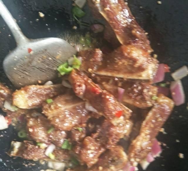 金牌蒜香骨,香酥可口,特别美味,不亚于外面的餐馆