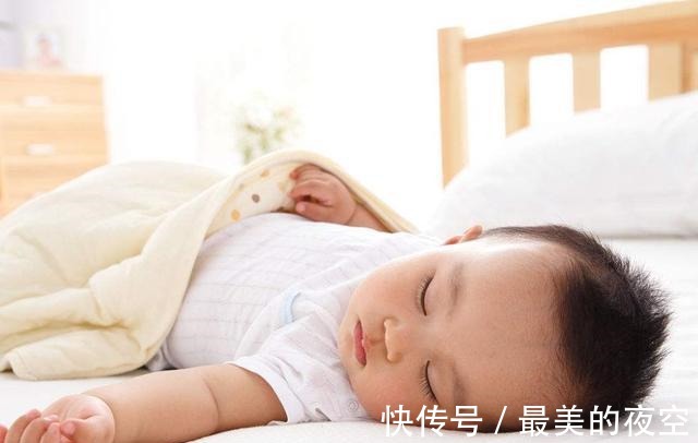 孩子|爸爸带双胞胎儿子睡觉，父子三人姿势神同步，网友亲生的没跑了