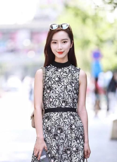 街拍邻家1号小姐姐,休闲装扮凸显气质,迷人