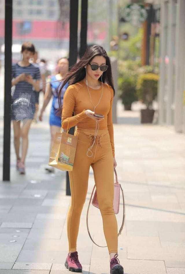 街拍小姐姐，休闲运动的打底裤美女，俏丽多姿清秀可人的感觉