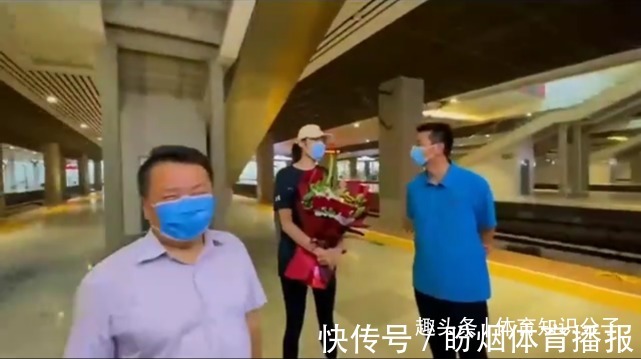 制造者|排场挺大!女排队长朱婷回家获前呼后拥,领导献花专人负责拿行李