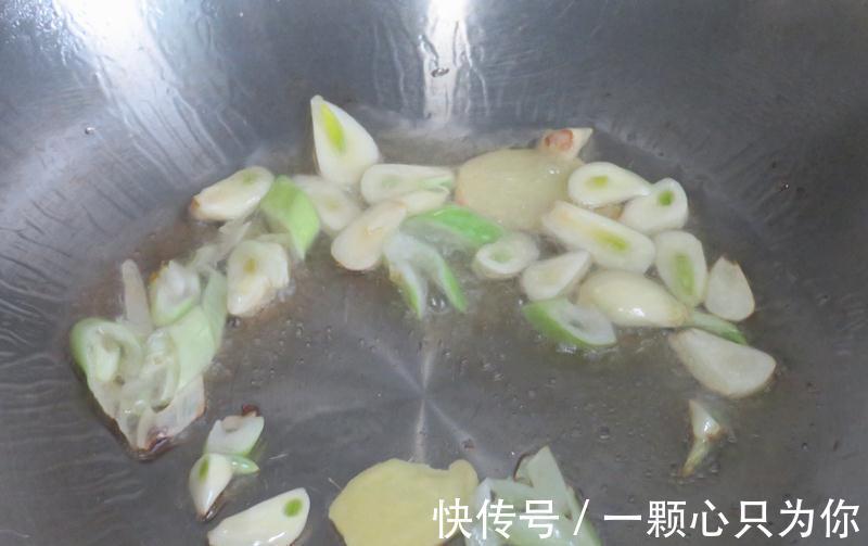 洋葱炒虾仁|冬天多给老人吃这菜,营养不腻易消化,还能延缓衰老,简单易做