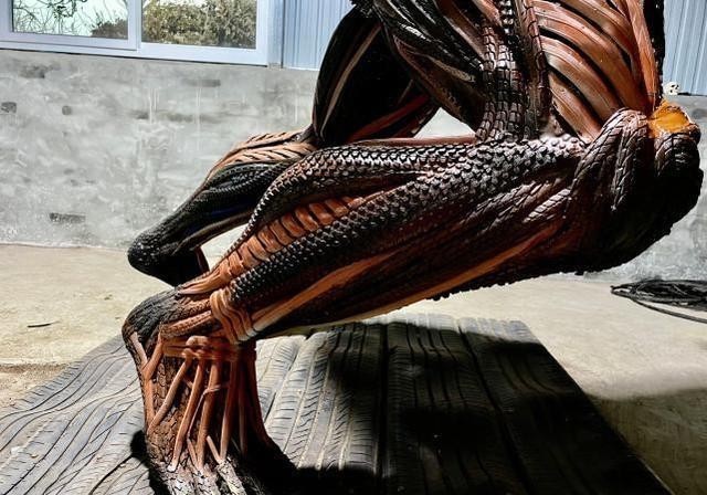 炫酷|UP主用轮胎制作始祖巨人,肌肉纹路炫酷,还不忘安利巨人最终季