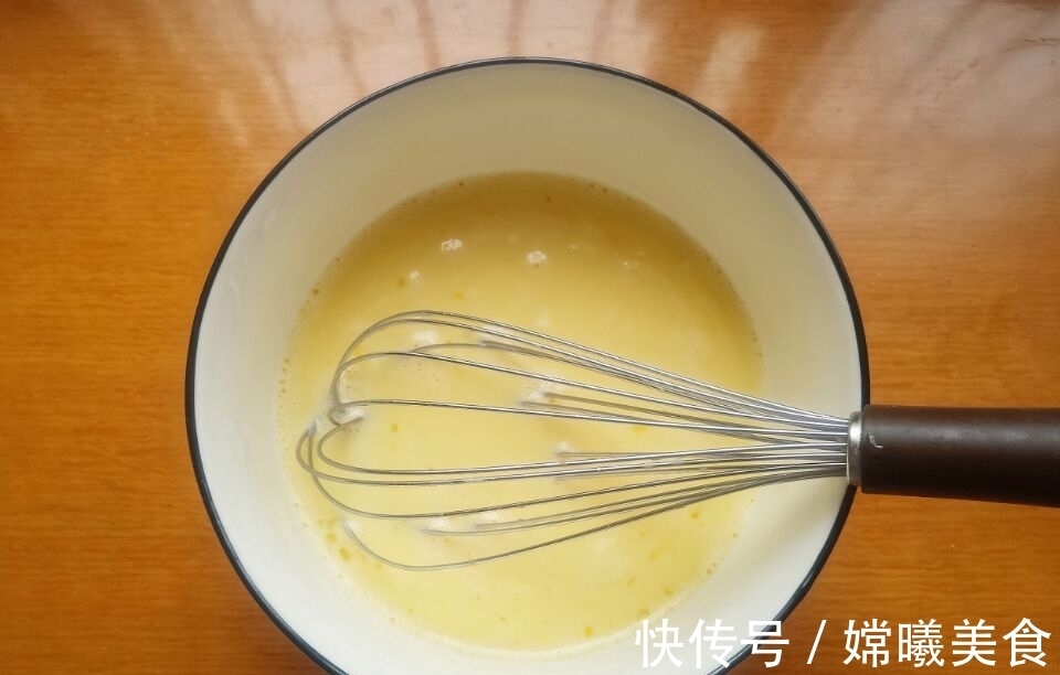 2个鸡蛋加点牛奶，教你自制懒人蛋挞，外酥内嫩，味道秒杀kfc