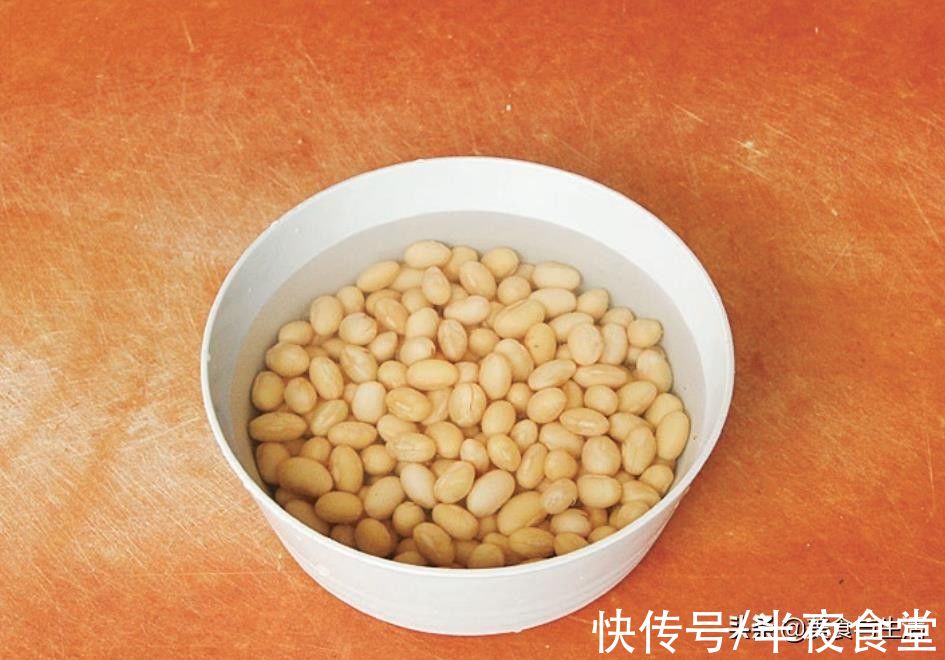 要想把黄豆鸭做得好吃，掌握这两个小窍门，鸭肉不腥，紧致有嚼劲