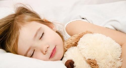 如何顺利的让孩子从和父母睡过渡到自己睡，几个有用的建议