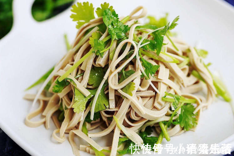 香菜|天然的“补钙菜”找到了，钙质比骨头汤还高，补钙质，孩子长个头