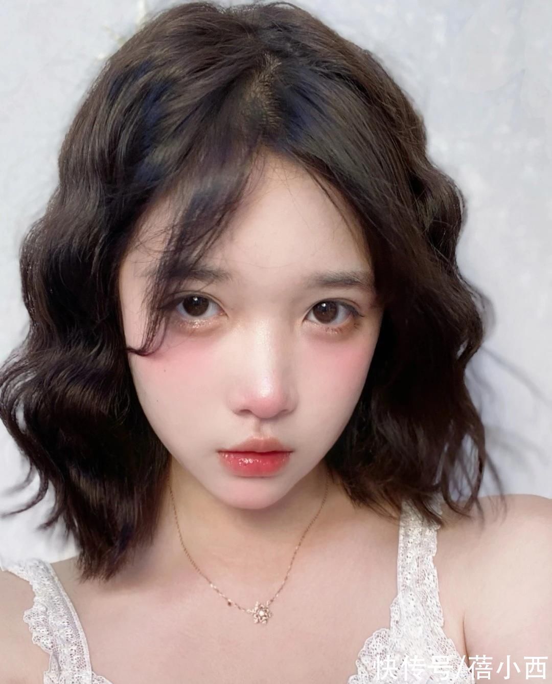 发型 今秋别留黑长直了,试试这“4种”气质发型,减龄还显脸小