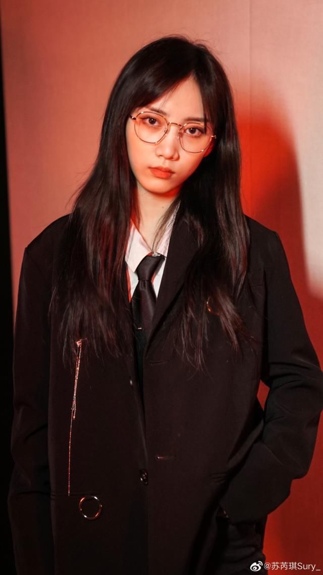 周震南不关注硬糖少女,却关注了淘汰的她,网友真不知道咋想的