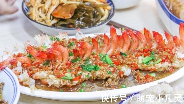 老家来亲戚，花两百多块钱做了11个菜招待，大伙吃了一锅米饭