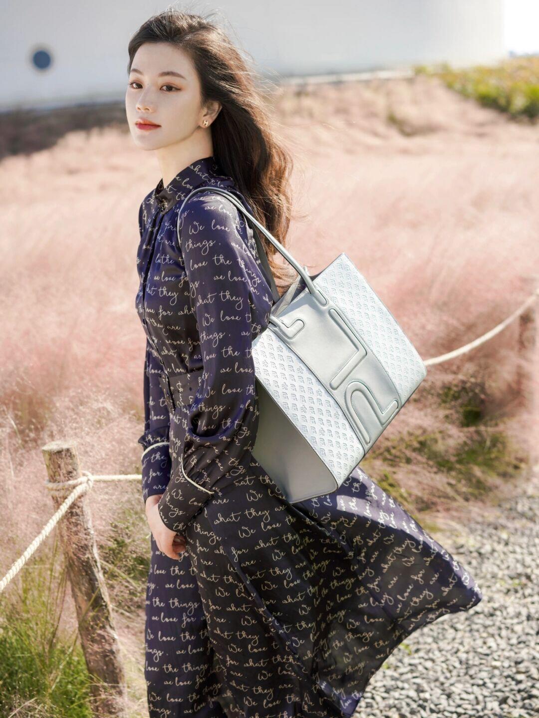 紫色大衣外套 秋冬怎样搭配出知性优雅的气质,碎花裙+紫色大衣外套,时髦又不失女人味!