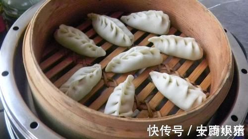 蒸饺好吃有诀窍,学会这样做,皮儿软韧,馅儿鲜香,蒸一锅不够吃
