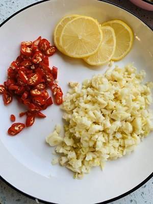 自制酸辣柠檬无骨鸡爪，简单易学，适合当下酒菜酸辣爽口