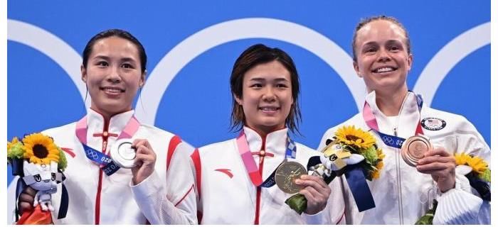 奥运会|没介绍完就上台!不戴口罩唱国歌,金牌拿来贴脸,一道别样的风景