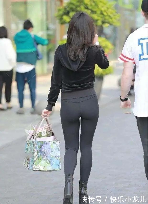 西装 黑色长袖上衣搭配黑色打底裤，复古又优雅，提高整体look的气质