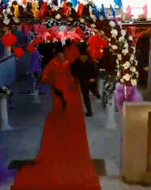 |搞笑GIF:男人带娃,只要孩子不哭不闹就能做自己的事情