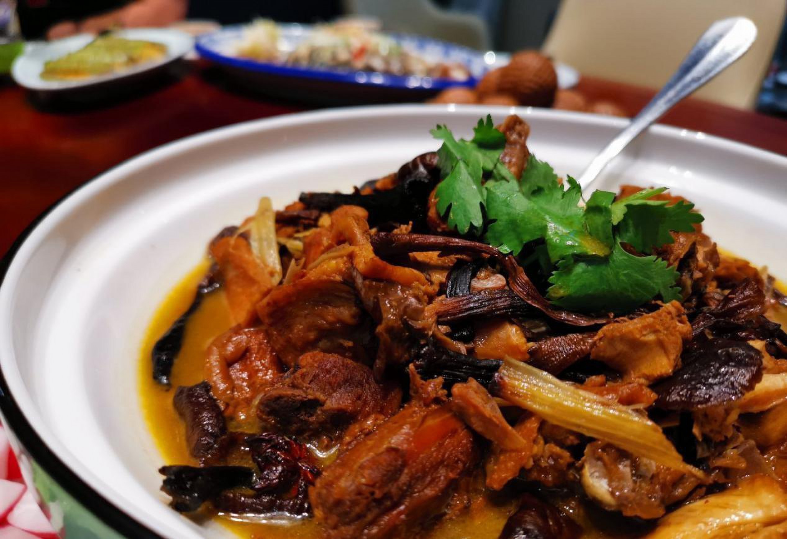 东北经典炖菜小鸡炖蘑菇,做法虽简单,味道却是极其鲜美