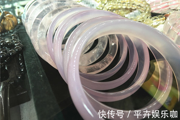 玉手 女性戴银手镯好,还是玉手镯好?戴左手好,还是右手好?