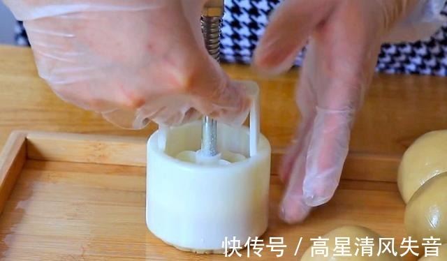 月饼|中秋节，不用烤箱，家里有平底锅就行！金黄香酥，不比买的差！