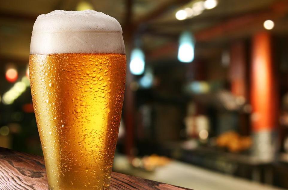 匍匐茎|夏天养金边吊兰，勤喷它，匍匐茎猛窜不停，1个月就长成瀑布