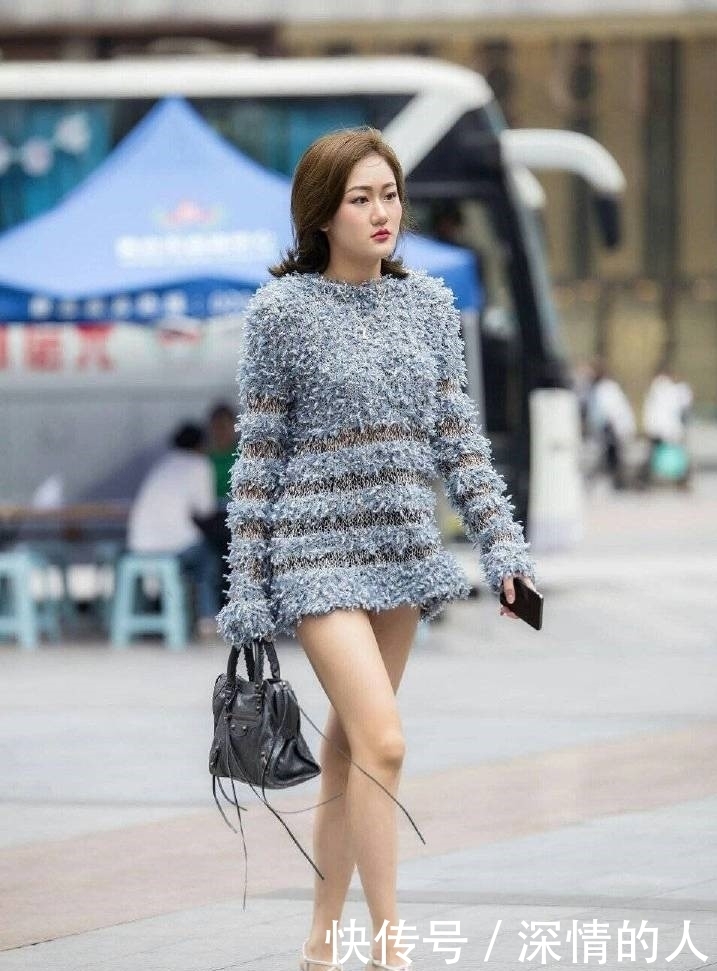 毛衣|街拍:长款毛衣搭配细高跟的小姐姐,玩起了光腿行动,霸气又性感