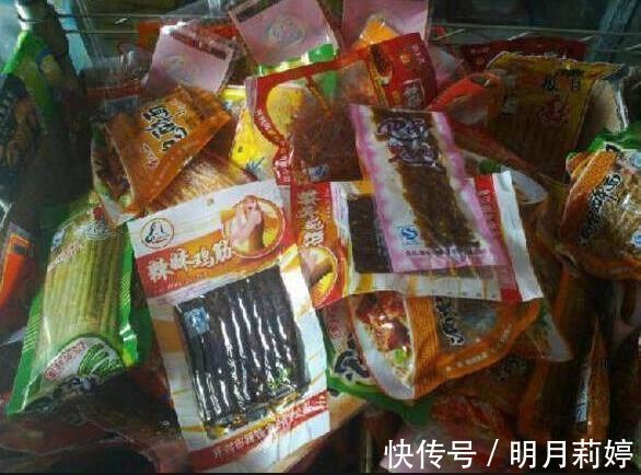 小作坊|孩子正在无形中被“催熟”，这3种上黑榜的零食，别再给娃吃了