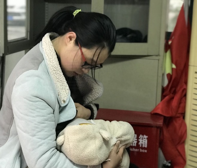 宝妈|“俺在喂奶，公公在一旁逗娃”，25岁宝妈哭泣自述无法阻止