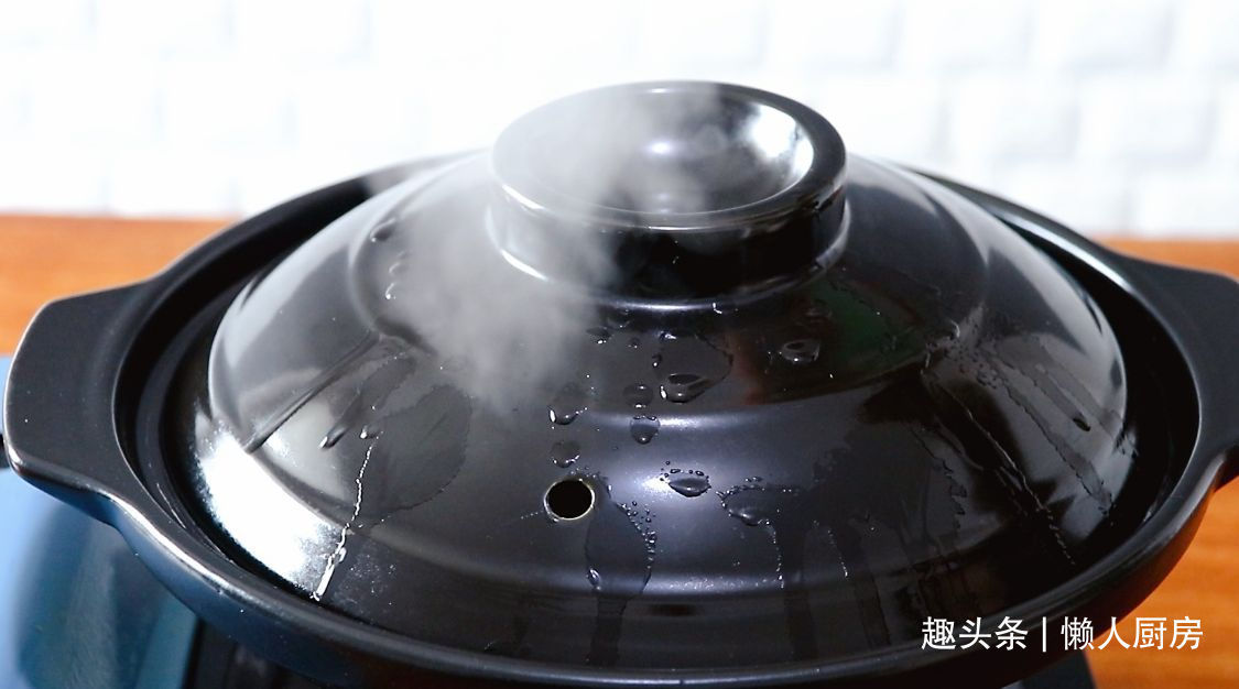 炖煮|这鱼我家隔天吃一次，锅底放这些，不加水炖煮，鱼肉鲜嫩