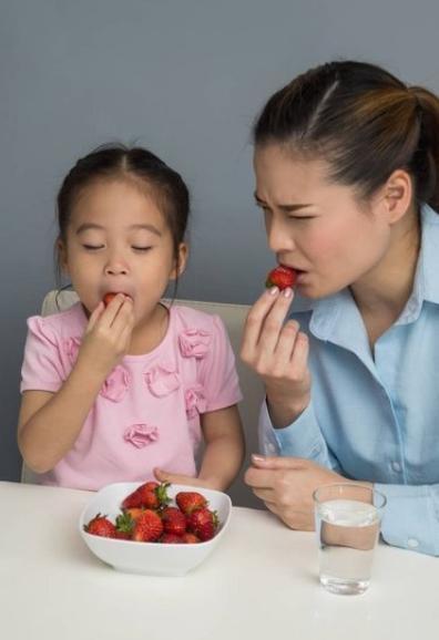 宝爸|怀了二胎的媳妇想吃草莓,宝爸亲自喂着吃,围观的大女儿眼神亮了