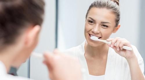 女性口臭太尴尬!这些原因是罪魁祸首,该如何预防?