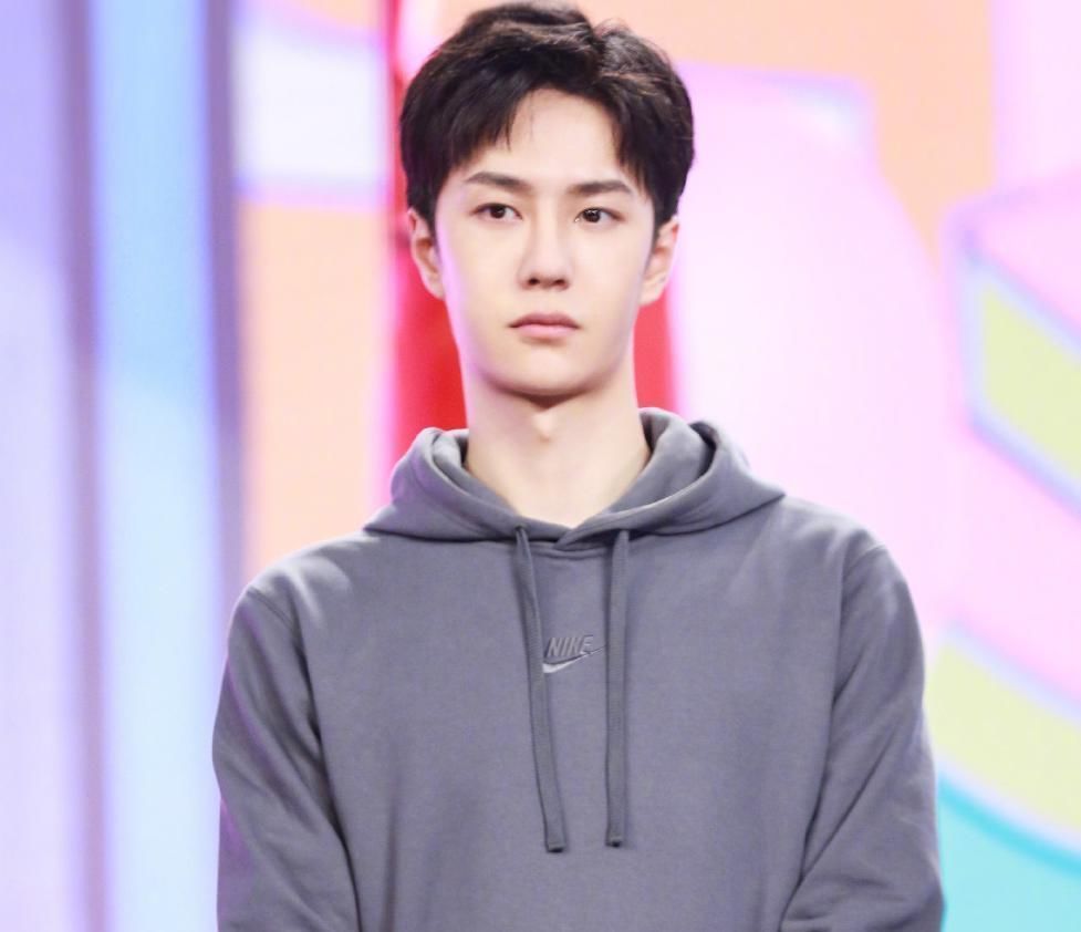 解救|王一博被问竞品鞋,害怕挥手回答太好笑,门被挤爆大张伟带潘玮柏解救