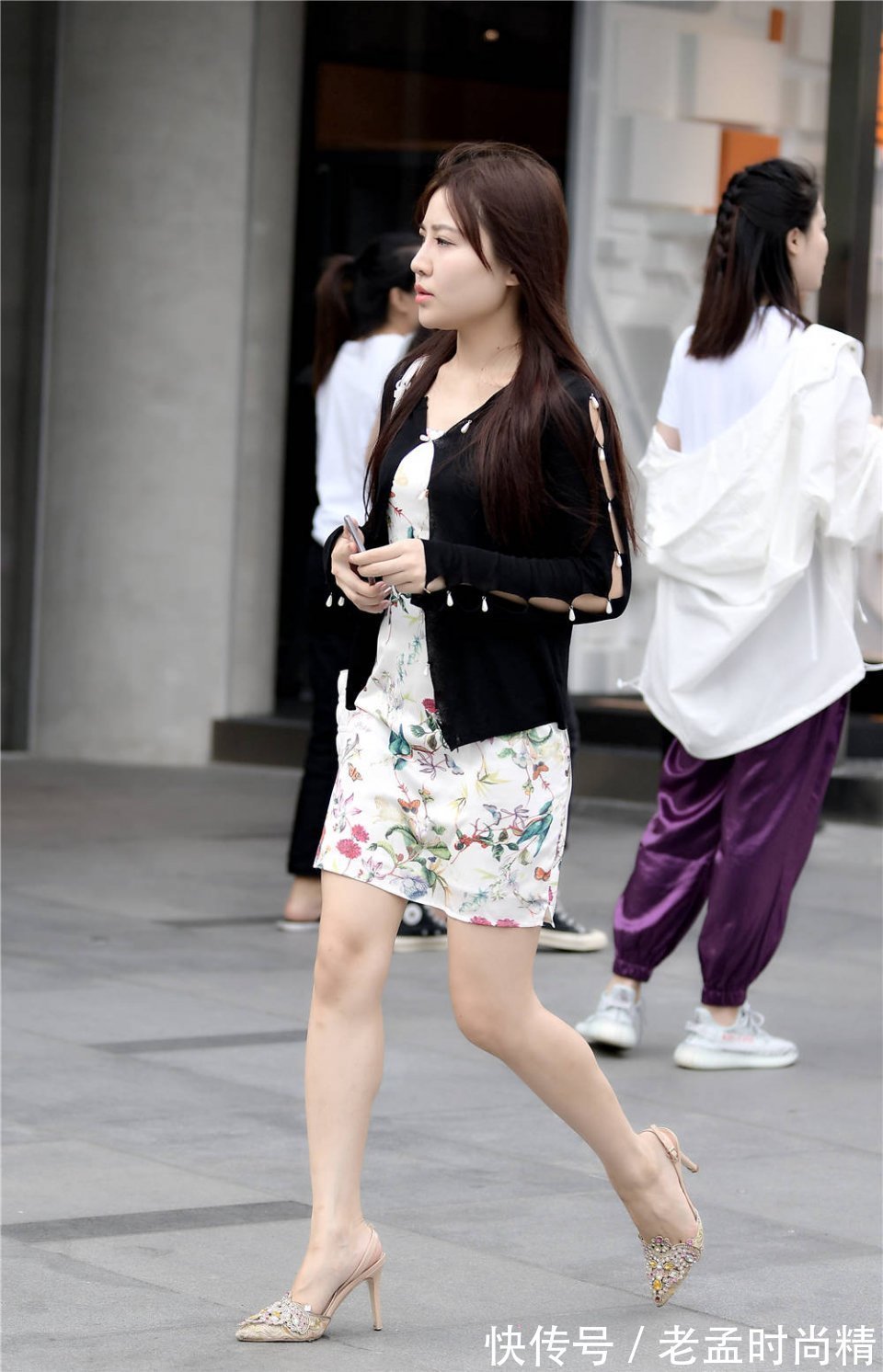 秋季|白色印花连衣裙,搭配尖头细跟凉鞋,女人味十足的秋季穿搭