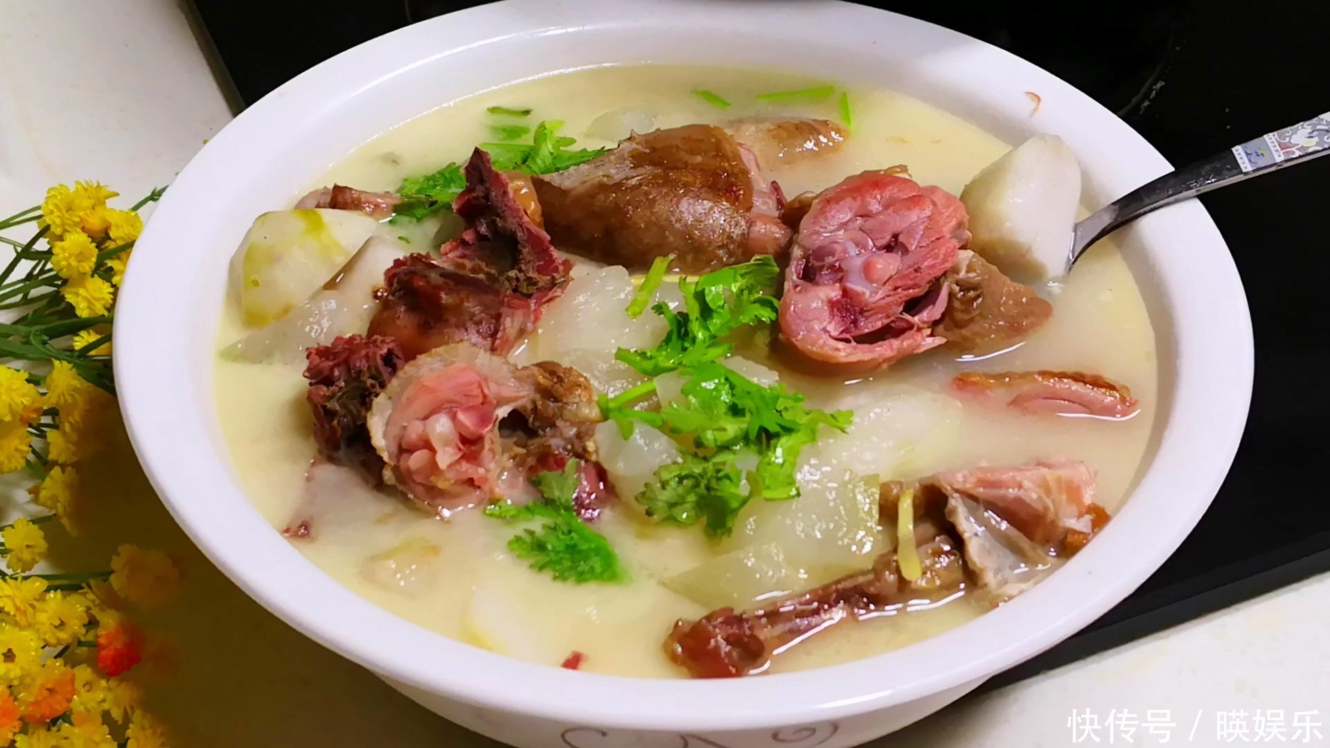 天冷了,多給家人做此湯,我家每周做2次,比大骨湯有營養,特香